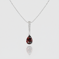 Diamant-Collier „Deep Crimson Drop“ – 18k Weißgold & Granat